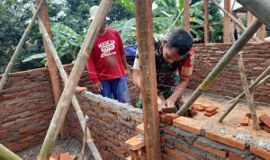 Babinsa Koramil 2302/Bojonegara, Giat Karbak Membersihkan Gorong-Gorong