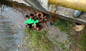 Warga Dusun Tambang Enam Jebus Bersama Polisi Evakuasi Mayat di Bawah Jembatan 