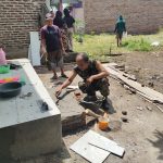 Babinsa Koramil 2304/Anyar, Giat Karbak Pemasangan Kusen Rumah Warga