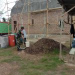 Babinsa Koramil 2304/Anyar, Giat Karbak Pembuatan Pagar Rumah Warga