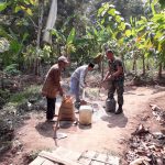 Babinsa Koramil 2304/Anyar, Giat Karbak Membersihkan Jalan