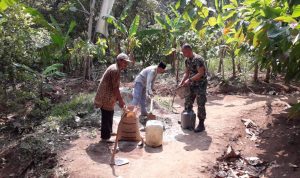 Babinsa Koramil 2304/Anyar, Giat Karbak Membersihkan Jalan