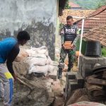 Babinsa Koramil 2305/Cinangka, Giat Karbak Pembangunan Rumah Warga