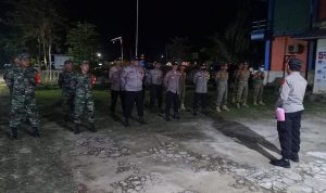 Jelang Nataru, Koramil Purbolinggo Bersama Polsek Gelar Apel dan Patroli Gabungan
