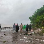 Cegah Abrasi, Pemdes Topejawa bersama Anggota Koramil, Bhabinkantibmas dan Warga Membuat Tanggul