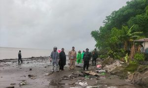 Cegah Abrasi, Pemdes Topejawa bersama Anggota Koramil, Bhabinkantibmas dan Warga Membuat Tanggul