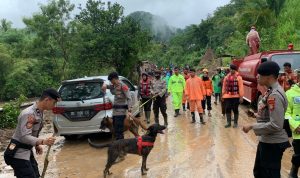 Dipimpin Kapolres,Polres Maros Terjunkan Puluhan Personil Ke Lokasi Bencana Tanah Longsor Di Rompegading