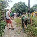 Babinsa Koramil 2303/Pulomerak, Karbak Membantu Pembersihan Lingkungan