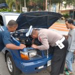 Membanggakan, Lantas Polres Pinrang Bantu Warga Perbaiki Mobil yang Mogok