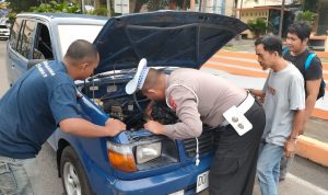 Membanggakan, Lantas Polres Pinrang Bantu Warga Perbaiki Mobil yang Mogok
