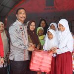 Wakil Bupati Wajo Serahkan Bantuan untuk Pengungsi Banjir di Tempe