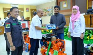 Kuatkan UMKM Di Jeneponto, Bupati didampingi Kadis Koperasi Serahkan Bantuan Peralatan ke Pelaku Usaha