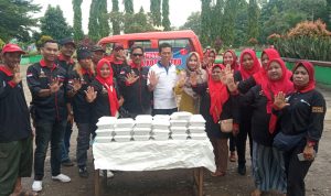 Giat Jum’at Berkah, Paguyuban PKPK Berbagi Nasi Kotak dan Membersihkan Lapangan Samberpark Kota Metro 