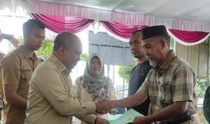 Serahkan 715 Sertifikat Tanah di Kecamatan Gerunggang, Molen: Terima Kasih BPN