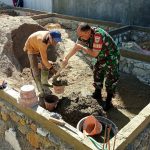 Babinsa Koramil 2303/Pulomerak, Karbak Membantu Pembangunan Rumah Warga