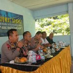 Kapolres Babar Bagikan 100 Life Jacket dan Lampu Perahu untuk Nelayan Desa Kundi