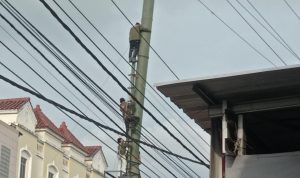 Memiliki Ilmu Kebal, Pekerja Papan Reklame Di Jalan Jendral Sudirman Toboali Abaikan K3