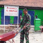 Babinsa Koramil 2304/Anyar, Giat Karbak Pembuatan Pagar Masjid