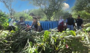 Bhabinkamtibmas Polsek Metro Timur Bantu Bersihkan TPU Bersama Warga