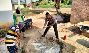 Gotong Royong dengan Warga, Aipda Dahlian Polisi Penolong Masyarakat