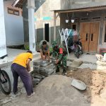 Babinsa Koramil 2303/Pulomerak, Karbak Membantu Pemasangan Conblok Jalan