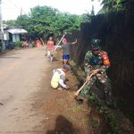 Babinsa Koramil 2305/Cinangka, Giat Karbak Pembersihan Jalan Warga