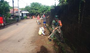 Babinsa Koramil 2305/Cinangka, Giat Karbak Pembersihan Jalan Warga