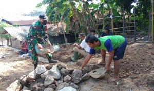 Babinsa Koramil 2307/Ciwandan, Karbak Gotong Royong Pembangunan Saluran Air