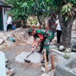 Babinsa Koramil 2303/Pulomerak, Karbak Membantu Pembuatan Posyandu