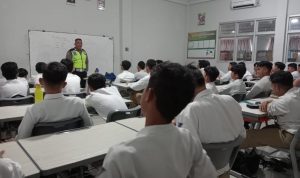 Satlantas Polres Metro Berikan Edukasi Lalu Lintas di SMP Muhammadiyah Ahmad Dahlan