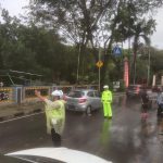 Sat Lantas Polres Metro Atur Lalin Bantu Evakuasi Tiang Lampu Jalan yang Roboh 