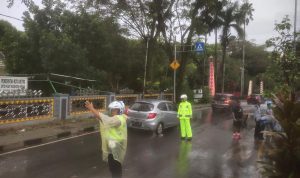 Sat Lantas Polres Metro Atur Lalin Bantu Evakuasi Tiang Lampu Jalan yang Roboh 