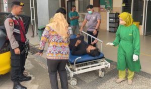 Aksi Heroik, Patroli Sat Samapta Polres Metro Bantu Antar Warga yang Hendak Melahirkan