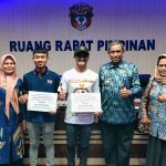 Penuhi Janji, Bupati Wajo Serahkan Bonus untuk AM Fadly dan Decky AL