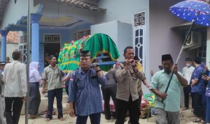 Wujud Solidaritas, Personil Polsek Metro Timur Hadiri Prosesi Pemakaman Ibu dari Anggota yang Meninggal Dunia