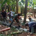 Babinsa Koramil 2303/Pulomerak, Karbak Pembuatan Pondasi Penahan Tanah