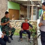 Babinsa Koramil 2303/Pulomerak, Komsos Terkait Menjaga Kesehatan Masyarakat dan Lingkungan