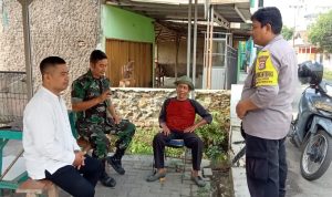 Babinsa Koramil 2303/Pulomerak, Komsos Terkait Menjaga Kesehatan Masyarakat dan Lingkungan