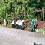 Babinsa Koramil 2303/Pulomerak, Karbak Membantu Pembersihan Lingkungan