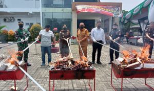 Walikota Cilegon Bersama Kajari Cilegon melaksanakan Pemusnahan Barang Bukti Rokok Ilegal