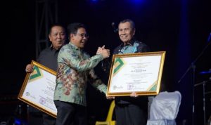 Gubernur Lampung Arinal Djunaidi Hadiri Penyerahan penghargaan Mentri Desa PDTT pada Gubernur Syamsuar di Riau