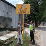 Menekan Angka Kecelakaan Lalu Lintas, Sat Lantas Polres Metro Pasang Rambu – Rambu Peringatan