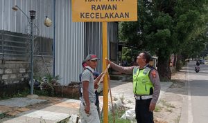 Menekan Angka Kecelakaan Lalu Lintas, Sat Lantas Polres Metro Pasang Rambu – Rambu Peringatan