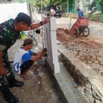 Babinsa Koramil 2304/Anyar, Giat Karbak Pembuatan Pagar Rumah