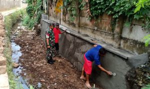 Babinsa Koramil 2303/Pulomerak, Karbak Membantu Perbaikan Tembok Penahan Tanah