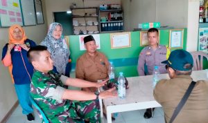 Babinsa Koramil 2303/Pulomerak, Komsos Terkait Menjaga Kesehatan Lingkungan