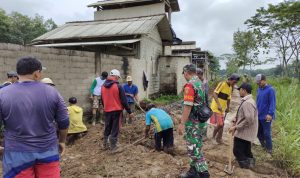 Manunggal TNI dengan Rakyat, Babinsa Labtu Gotong Royong Bersama Warga Binaan