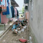 Babinsa Koramil 2303/Pulomerak, Karbak Membantu Pemasangan Conblok Jalan