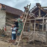 Babinsa Koramil Way Jepara Bersama Forkopimcam Data Rumah Warga Terdampak Angin Puting Beliung