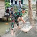 Babinsa Koramil 2305/Cinangka, Giat Karbak Pembangunan Jembatan Warga